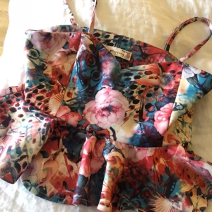  - Jättesöt blommigt topp från okänd märke storlek S. Knappt använd 