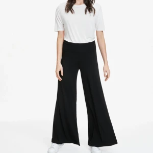  - Vida svarta byxor. Fint skick.