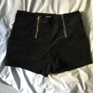  - Sköna shorts i Manchesterliknande tyg. Snygga dragkedjsdetaljer. Har fickor. 