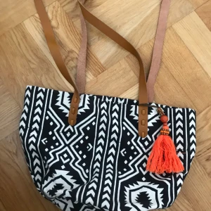  - Väska från hm. Kan mötas upp i Sthlm/Gullmarsplan