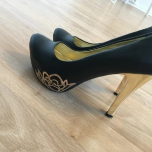  - Klackskor köpta utomlands i storlek 36. Använda en gång bara. 