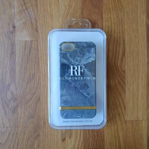  - Säljer mina skal för att jag har bytt telefon. Det gråa marmorskalet med gulddetaljer (Richmond&Finch) är i oöppnad originalförpackning & säljs för 200 kr inkl. fraktkostnad och det begagnade blomskalet (iDeal of Sweden) som är i gott skick med endast en liten repa på vänster kant säljs för 50 kr inkl. fraktkostnad. Eller köp båda för 250 kr och få gratis frakt!
