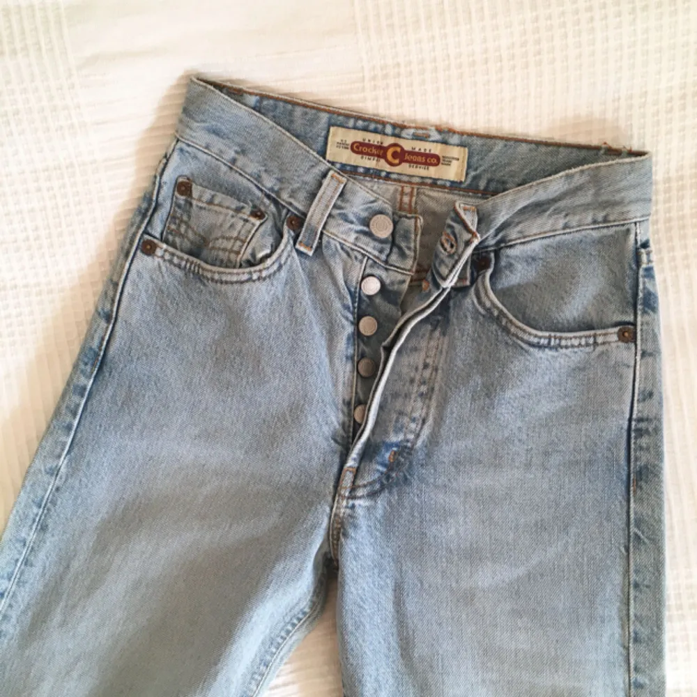 Såå fina vintage-jeans av märket Crocker. Hög midja, påminner om Levis 501. Har en lätt ljusare slitning på högra baksida (se bild). Är strl 25 (liten i storleken) och längd 34. Säljer pga för små :( . Jeans & Byxor.