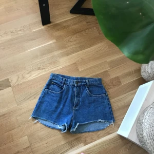  - Svinsnygga jeansshorts. Står storlek 170 och är som xs/s