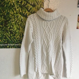  - Storleken är M, armarna är dock något tighta. Materialet är bomull/viskos/polyamid/angora. 