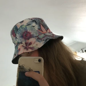  - Blommig fiske hatt köpt på forever 21. Använd 1-2 gånger men den är som ny.   Kan mötas upp i Mariestad, annars bjuder jag på frakten.