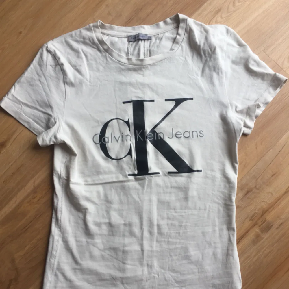 Calvin Klein tshirt, använd en gång. 150kr inkl frakt.. T-shirts.