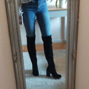  - Over-knee stövlar i mockaimitation. Använda en gång. Frakt 50:-