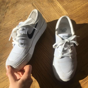  - Balla skor från Nike. Använda ca 3 gånger! Tyvärr fel storlek för mig:( 