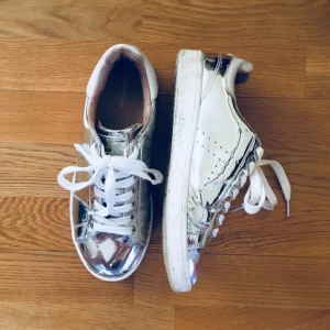  - Spartsamt använda silver sneakers i strl. 39✨