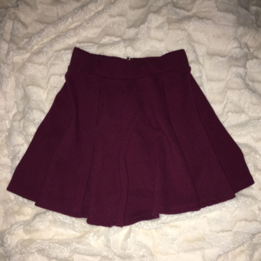 Fin vinröd kjol från H&M. I strl XS. Super fin och passar till väldigt mycket. Den är i fins skick :). Kjolar.
