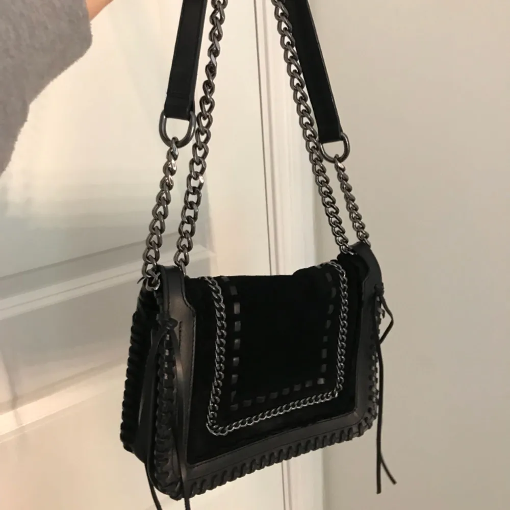 Säljer denna svarta väska från Zara i mocka!! Köptes för 700kr i butik. Mycket lite använd. Väskor.