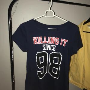  - Mörkblå t-shirt från Gina som knappt är använd. Frakt tillkommer! 
