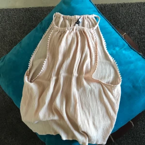  - Linne i haltbernneckstil. Storlek 46 men är mer som en 42:a. Frakten betalar du. 