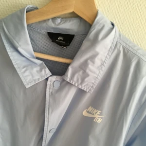  - Jacka från Nike SB, perfekt till lite kyligare sommarkvällar!! Använd en gång i ca 20 min, så den är i topp-skick!  Frakt inkl *se profilbeskrivning*