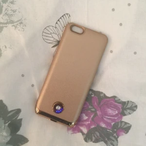  - Helt oanvänd laddningsbara skal till iPhone 6s (original). Går att ladda om mobilen till 100% minst 2 gånger. 