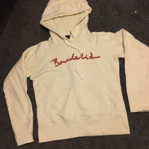  - Gul/beige bondelid tjocktröja. Den är i storlek L men den passar mig som har storlek S i de flesta kläderna. Den har ett par fläckar här och där, men annars i bra skick. 