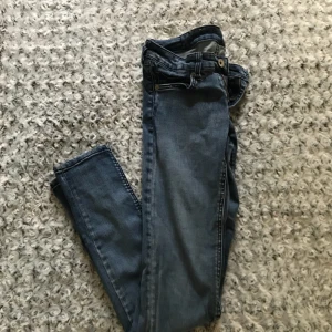  - Blåa jeans med låg/medium midja. 150kr + frakten!