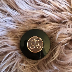  - Duo brow powder från anastasia beverlyhills i färgen ”Caramel”. Använd men mest på ena sidan (se bild). :)