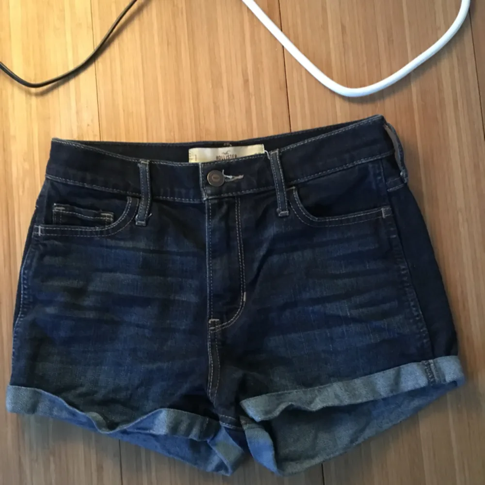 Hollister jeansshorts. Högmidjade, 25 i midjan. Frakt tillkommer✨. Shorts.