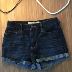  - Hollister jeansshorts. Högmidjade, 25 i midjan. Frakt tillkommer✨