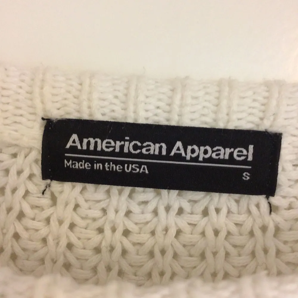 Vit stickad bomullströja från American Apparel. tröjan är inte använd särskilt mycket så den är i väldigt fint skick! Köparen står för frakten (50kr). Nypris 700kr.. Stickat.