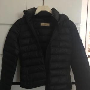  - Säljer min mörkblåa jacka från abercrombie! Nypris : 2000  