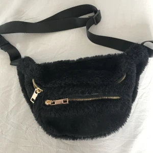  - Lurvig midjeväska från urban outfitters. Bra skick!. Möts upp i Stockholm annars tillkommer frakt! 