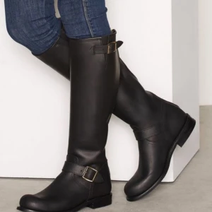  - Säljer dessa svarta engineer high-14 primeboots stövlar, dessa är dock använda så priset är förhandlingsbart🌸 (Inte min bild)