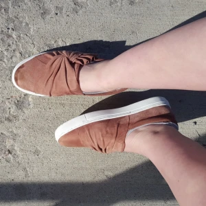  - SÖKER ETT BYTE! dessa skor är i 38 och en storlek för små för mig vilket är OTROLIGT irriterande då dom är såååå fina. Så jag söker en människa som köpt en liknande sko i 39 och hellre vill ha 38 så kan vi byta! färg och modell behöver inte vara samma! :) Skriv för mer info! (kostar inte 10 kr, kostar ingenting)