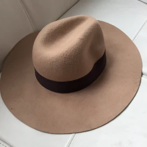  - Skydda ansiktet mot solen med denna stiliga hatt i 100% ull. Ganska liten storlek (small).