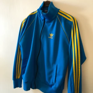  - Snygg jacka från adidas. Mindre hål på höger arm