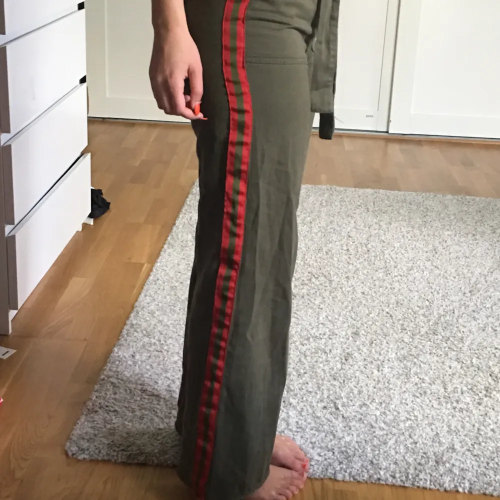 🌹Gröna cargo pants🌹  Byxor från ZARA. Paperbag” waist. Använt 1 gång  Köparen står för frakt . Jeans & Byxor.