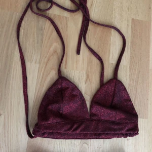  - Supersnyggt glittrigt 2dels-set i strl XS säljes, Helt oanvänt! Toppen kan man snöra man som ett kryss runt magen för mer detalj. Hämtas i T-Centralen/Skogås eller fraktas mot kostnad 