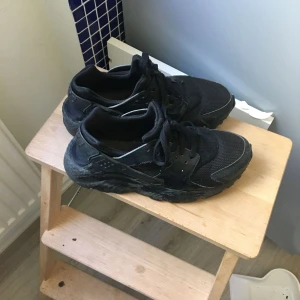  - Efter många äventyr ihop säljer jag mina Huaraches!!!😭 ta jävligt god hand om dessa babies 💔