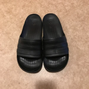  - Helsvarta slipon från Adidas, använda en gång, chansköpte strl 40 då jag inte orkade pröva...