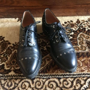  - Tuffa herrskor från H&M. Endast använda två gånger så är i princip i nyskick. Postar mot porto eller möts upp i Stockholm.