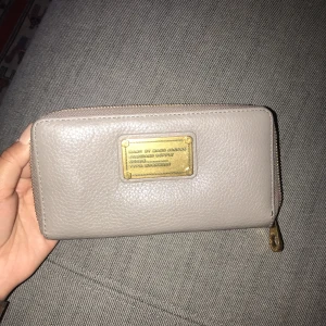  - Marc Jacobs plånbok i läder, ljusgrå. Använd fåtal gånger.