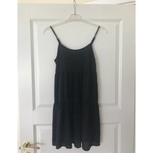  - Enkel men elegant klänning, köpt i Australien och endast använd 1 gång.