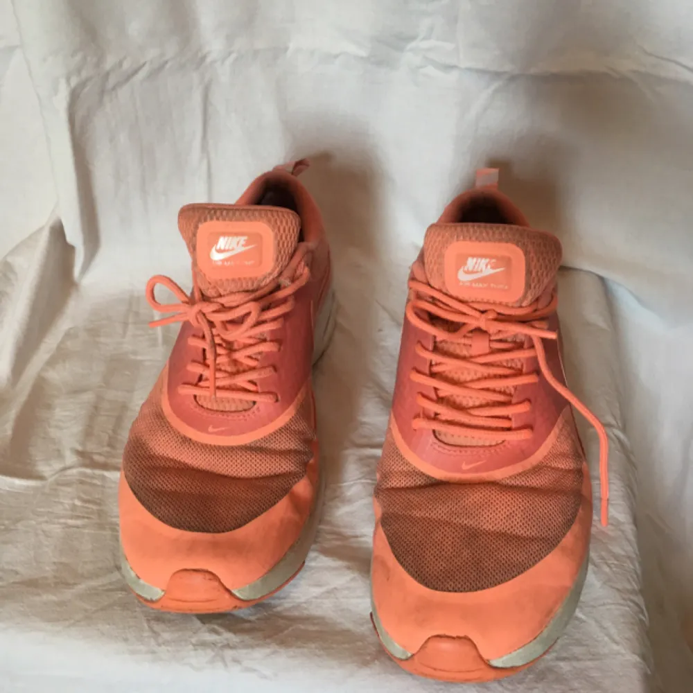 Nike air max thea sneakers i persikofärg. Använda men fortfarande hela, endast lite smuts ;-). Kan ej hitta strl men skulle säga att det är en liten 40 eller vanlig 39a.  Köpta för 1200. Skor.
