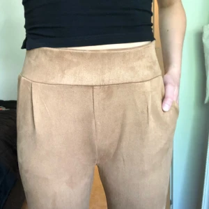  - Ett par super snygga byxor i mocka-imitation, från underbara Chiquelle, aldrig använd - prislappen är till och med fortfarande kvar! 