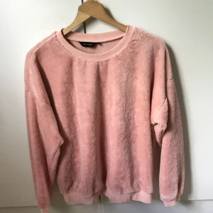  - Ljusrosa sweatshirt som är luden! Köpt från asos, använd 5 gånger och är i nästa helt perfekt skick utom en missfärgning på en armslutet där den råkat bli lite vitare    Betalning sker via swish, frakt ingår i priset!
