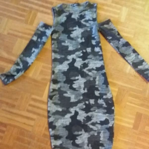  - Camo-mönstrad axelbar klänning. Aldrig använd. 40kr.