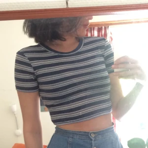  - Fantastisk randig croptop, från bikbok. Kan mötas upp i Gbg eller skicka, frakt 18kr 🐊