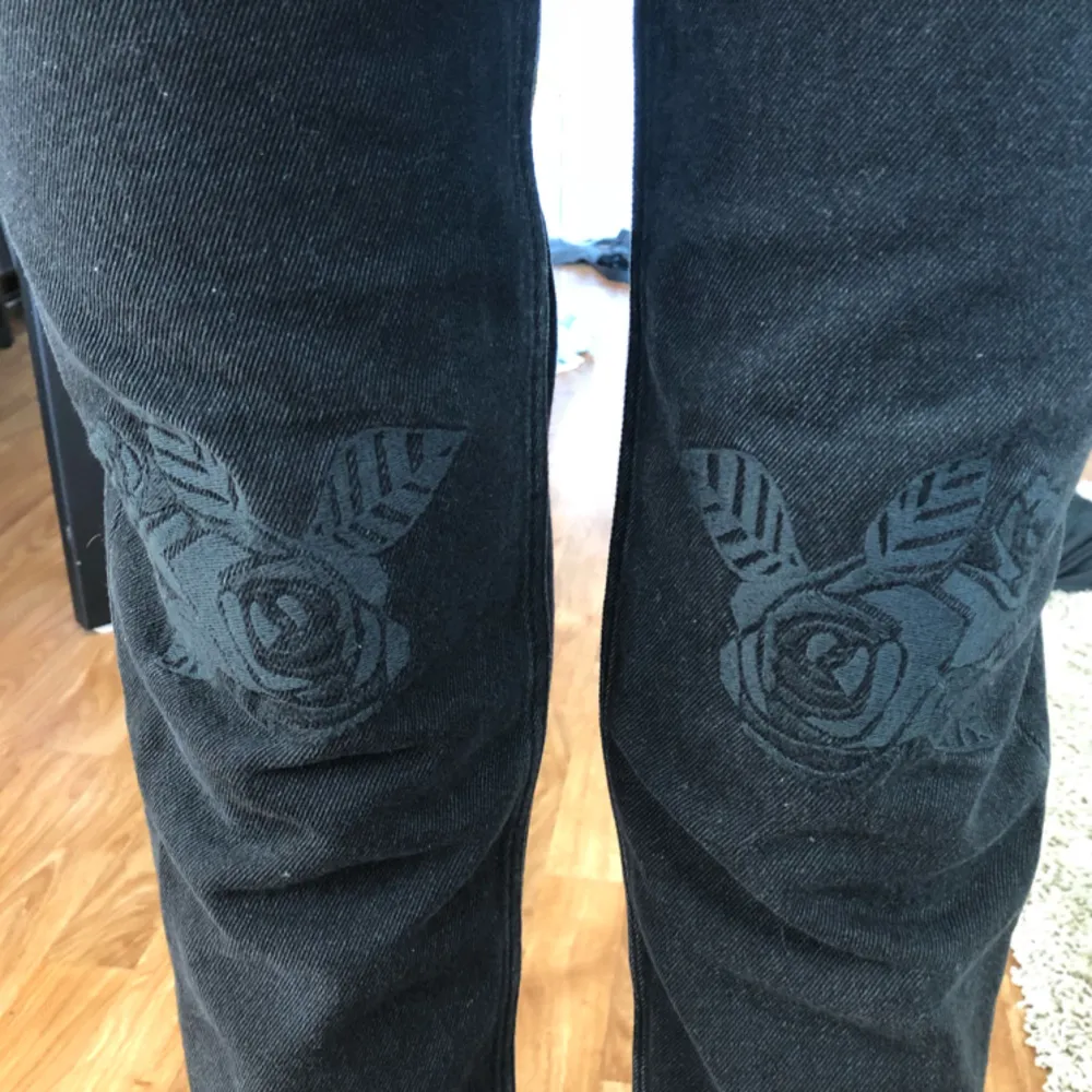 cropped mom-jeans från Monki med rosor på knäna! använda 1 gång. lite trådar som sticker ut (syns på 3:e bilden, från när jag sydde in dem i skrevet. lätt fixat). Jeans & Byxor.