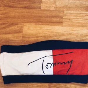  - Säljer min super snygga vintage, Tommy hilfiger crop Top pågrund av att den ej passa. ✨