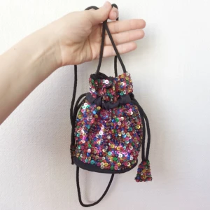  - Paljettväska, några paljetter har lossat (se bild 2+3) men syns knappt.