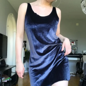  - Kort sammetsklänning från Pull&bear. Använd 1 gång. Möts upp i Stockholm annars tillkommer frakt! 