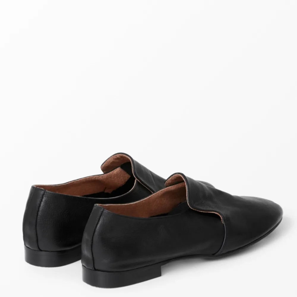 Så fina svarta skor / loafers / sandaler i skinn från Wera Stockholm. Nypris 699kr på Åhléns. Fint skick, fler bilder kan skickas . Skor.