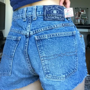  - Jeansshorts köpta på beyond retro. Lite stora för mig som vanligtvis har S. Aldrig använda. Möts upp i stockholm annars tillkommer frakt!